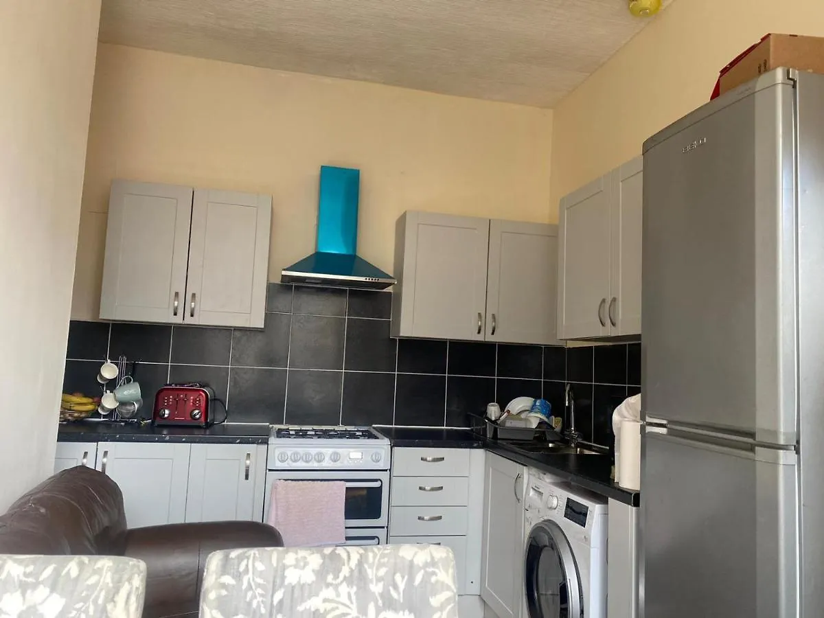 Paradise Apartment- Female Only Bradford  3*, Bradford (West Yorkshire) Reino Unido