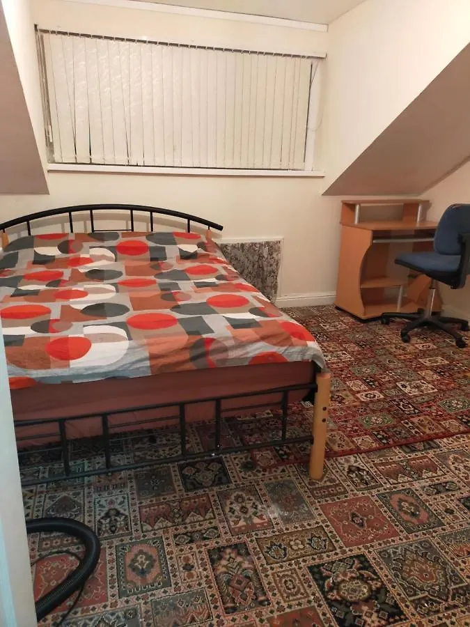 Paradise Apartment- Female Only Bradford  3*, Bradford (West Yorkshire)