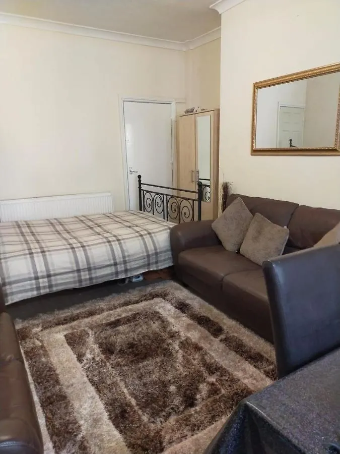 Paradise Apartment- Female Only Bradford  Pensión