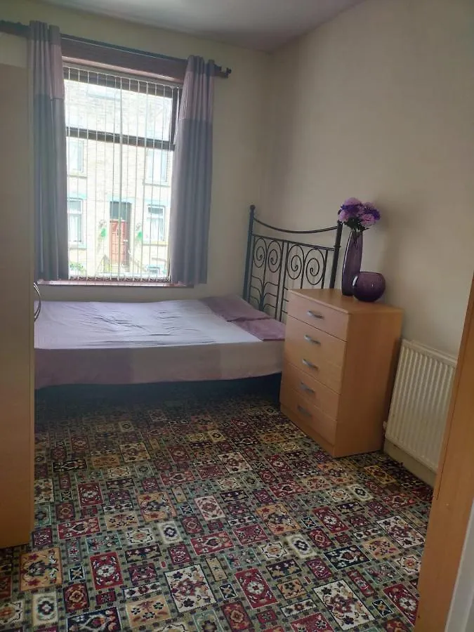 Paradise Apartment- Female Only Bradford  3*, Bradford (West Yorkshire)