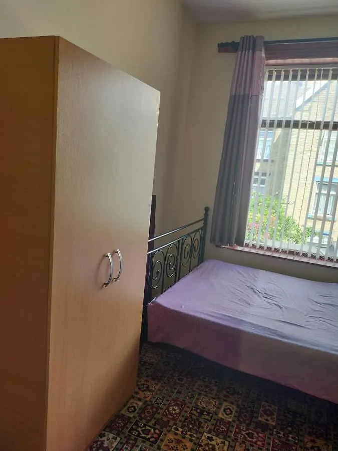 Paradise Apartment- Female Only Bradford  Pensionat